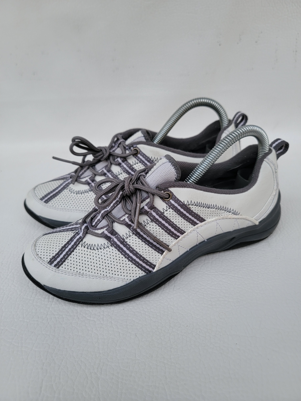 Clarks Privo Sneakers Walking Shoes White Leather Women’s Size 7M The shoes show